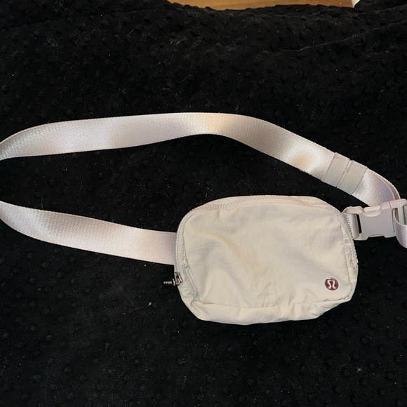 Lululemon Everywhere Belt Bag. White opal. 1L. - Picture 1 of 5